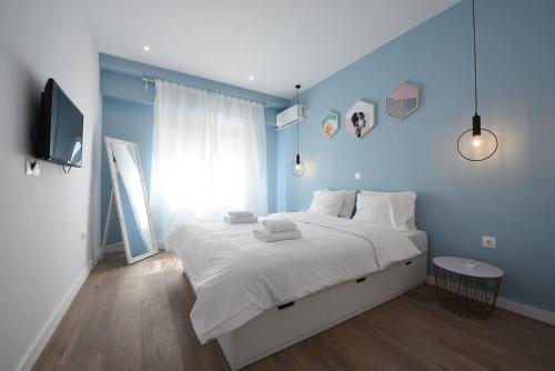 3 mins walking from Acropolis, Atene