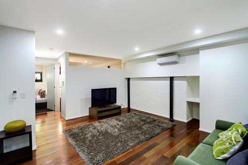 Luxury Three-Bedroom Apartment - Butter Factory Warehouse #6 image 4