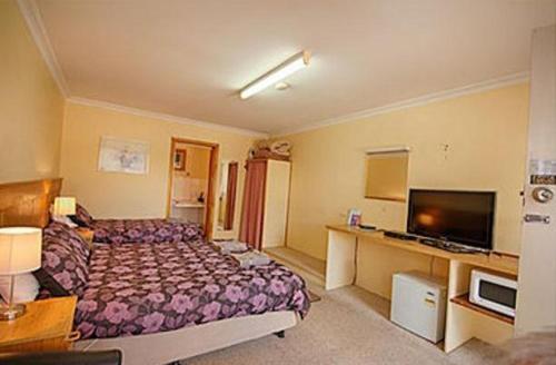 1 double bed, 1 twin bed