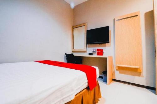 RedDoorz Plus near Sultan Hasanuddin Airport