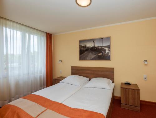 1 queen bed, 1 sofa bed
