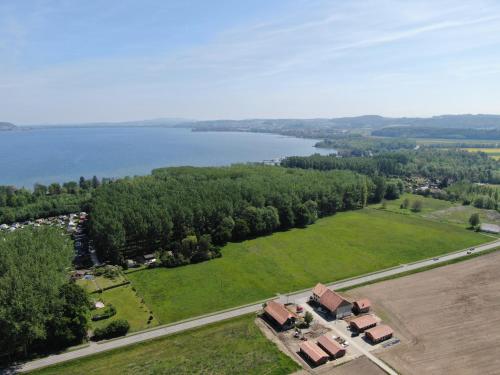  Les Moucherons, Ferienwohnung in Avenches