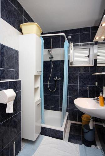 Apartments with a parking space Lopar Rab - 5019 - image 3
