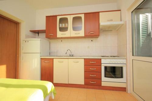 One-Bedroom Apartment with Terrace and Sea View room in Apartments by the sea Bilo Primosten - 4168