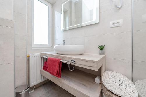 Apartments and rooms with a swimming pool Sukosan Zadar - 5906 - image 13