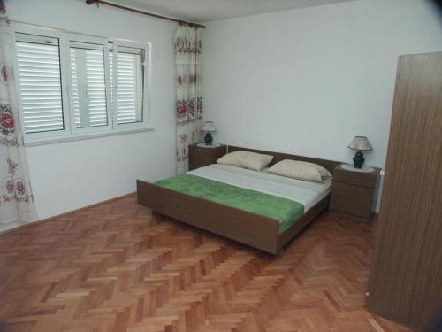 Apartments with a parking space Vinisce, Trogir - 1165
