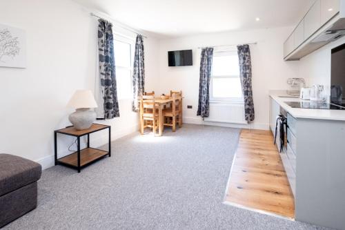 Rowan – Three Tuns Apartments - image 3