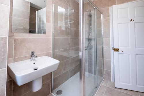 Rowan – Three Tuns Apartments - image 5