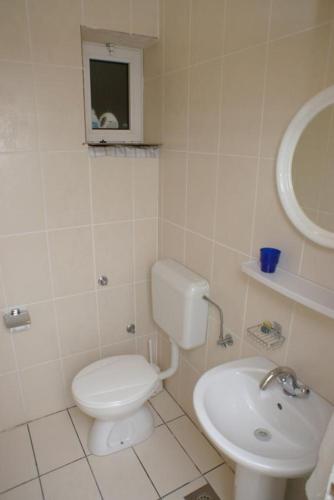 Two-Bedroom Apartment with Terrace and Sea View room in Apartments by the sea Bilo Primosten - 4202