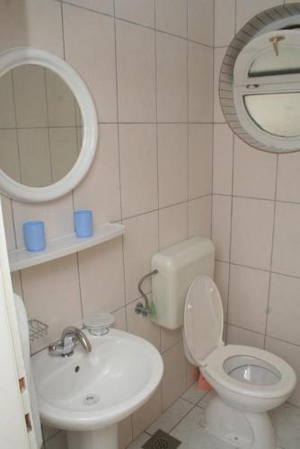 Two-Bedroom Apartment with Terrace and Sea View room in Apartments by the sea Bilo Primosten - 4202
