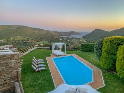 Andros: Luxurious Villa With Private Swimming Pool gîte à louer Steniaí
