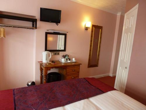 Penryn Guest House, ensuite rooms, free parking and free wifi