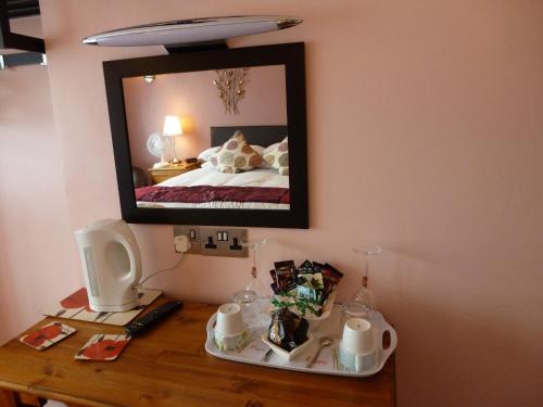 Penryn Guest House, ensuite rooms, free parking and free wifi