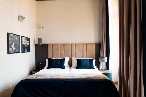 Amadomus Luxury Suites Set in a prime location of Naples, Amadomus Luxury Suites puts everything the city has to offer just outside your doorstep. The property features a wide range of facilities to make your stay a pleasan