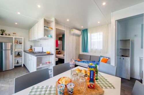 2 bedrooms, 5 beds