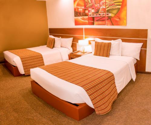 1 queen bed, 2 twin beds