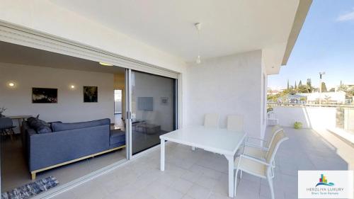 Balcony/terrace, Herzliya Luxury On The Park in Herzliya City Center