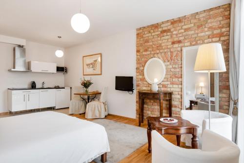 Deluxe Studio Apartment image 7