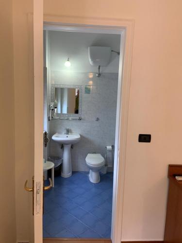 Double or Twin Room image 5