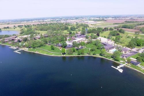 Lake Lawn Resort - Accommodation - Delavan