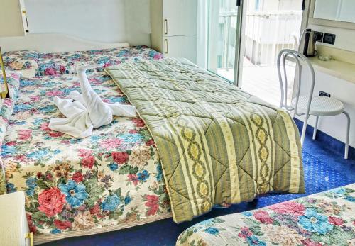 1 queen bed, 1 twin bed, 2 bunk beds