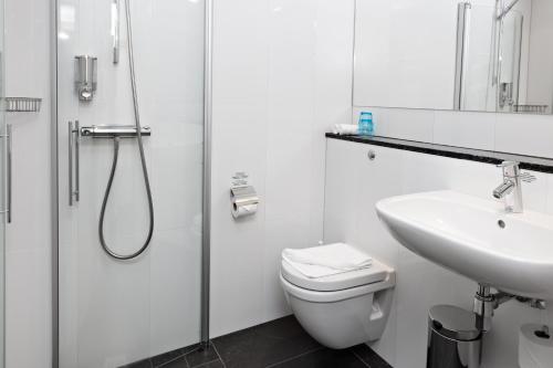 Deluxe Double Room with Jetted Tub image 4