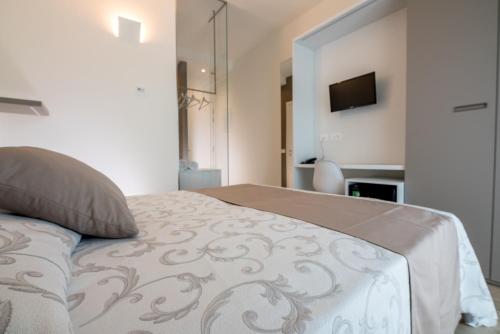 Double or Twin Room with Balcony image 3