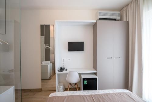 Double or Twin Room with Balcony image 4