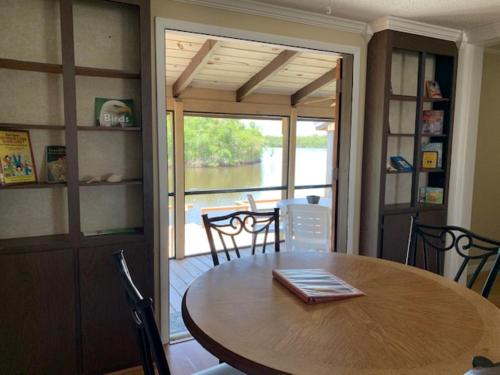 River Wilderness Waterfront Cabins - 편의 시설/서비스