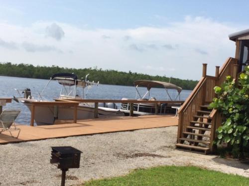 River Wilderness Waterfront Cabins - 주변 환경