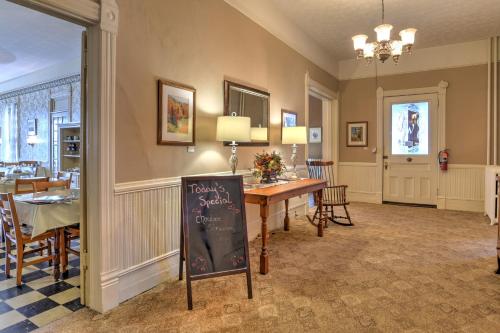 1898韋弗利酒店 (1898 Waverly Inn) in 亨德森維爾(NC)