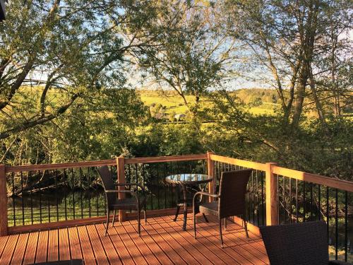 Skats, Alder River Lodge Clun Valley Luxury Hot Tub Break in Kluntona