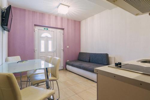 Apartments with a parking space Baska Voda Makarska - 17300 - image 2