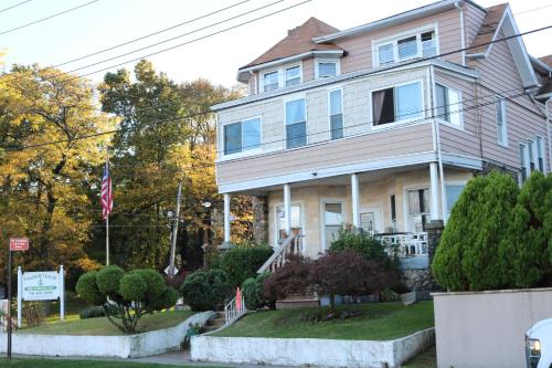 Harbor House Bed and Breakfast in Staten Island, USA
