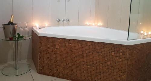 المرافق, فندق كافالير (Hotel Cavalier) in Wantirna