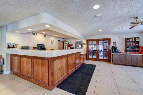 Lobby, SureStay Plus by Best Western Redding in Redding (CA)