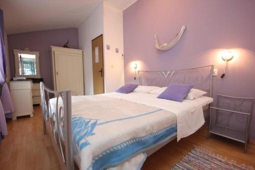 Apartments and rooms by the sea Vis - 2452