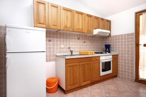 Apartments by the sea Kustici Pag - 6320 - image 12