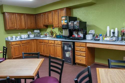 Super 8 by Wyndham Arkansas City KS - image 9