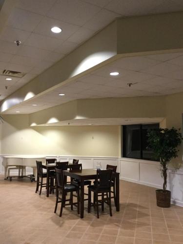 Days Inn & Suites by Wyndham Tallahassee Conf Center I-10 - image 8