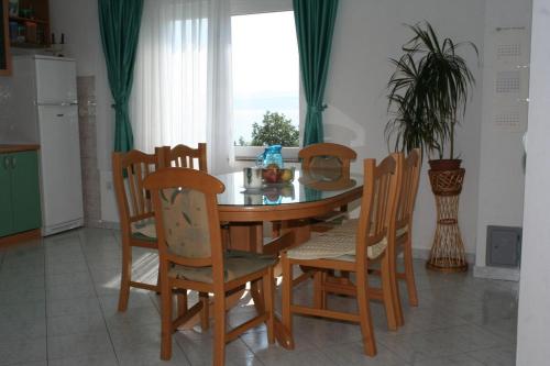 Apartments with a parking space Stanici Omis - 2819