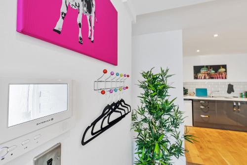 Rainbow Studio - Spacious City Centre - close to sea and St James Street - image 2