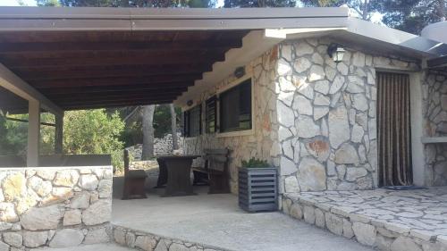  Stone house with a boat in Jezera