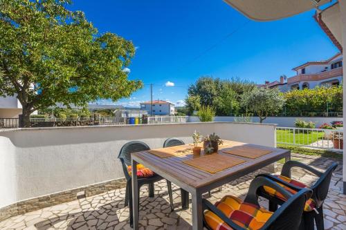 Apartments with a parking space Vantacici Krk - 5313