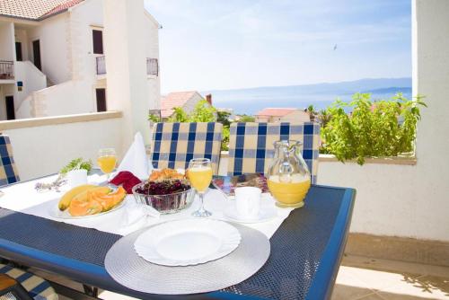 Apartments with a parking space Bol Brac - 5641