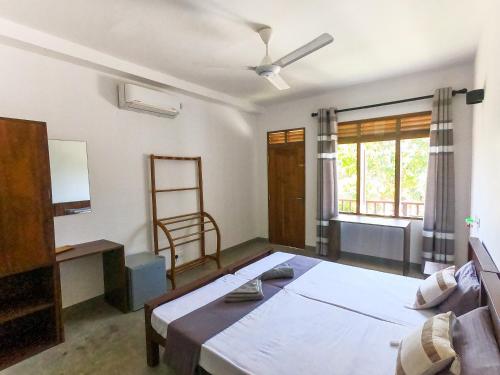 Twin Room with Bathroom image 2
