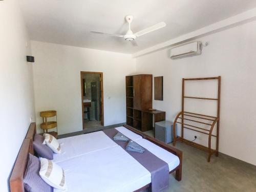 Twin Room with Bathroom image 3