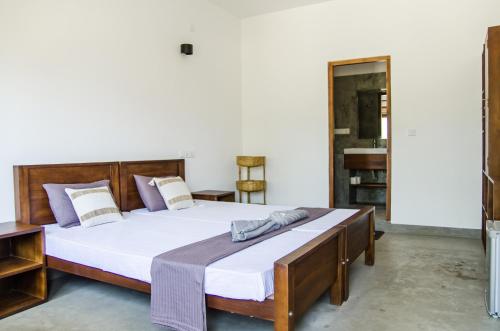 Twin Room with Bathroom image 4
