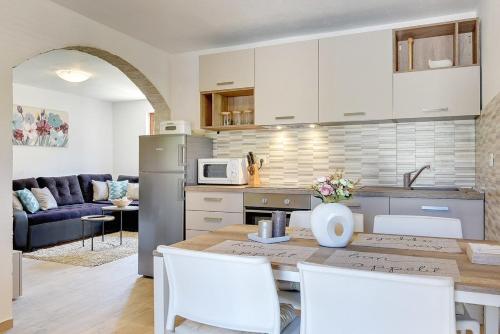 Three-Bedroom Holiday Home  image 9