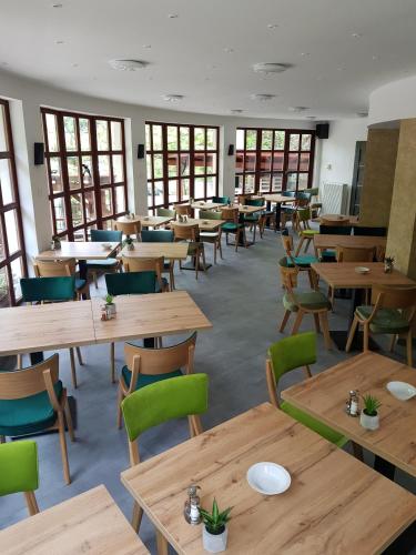 Restoran, Erdővarázs Panzió (Erdovarazs Panzio) in Miskolc